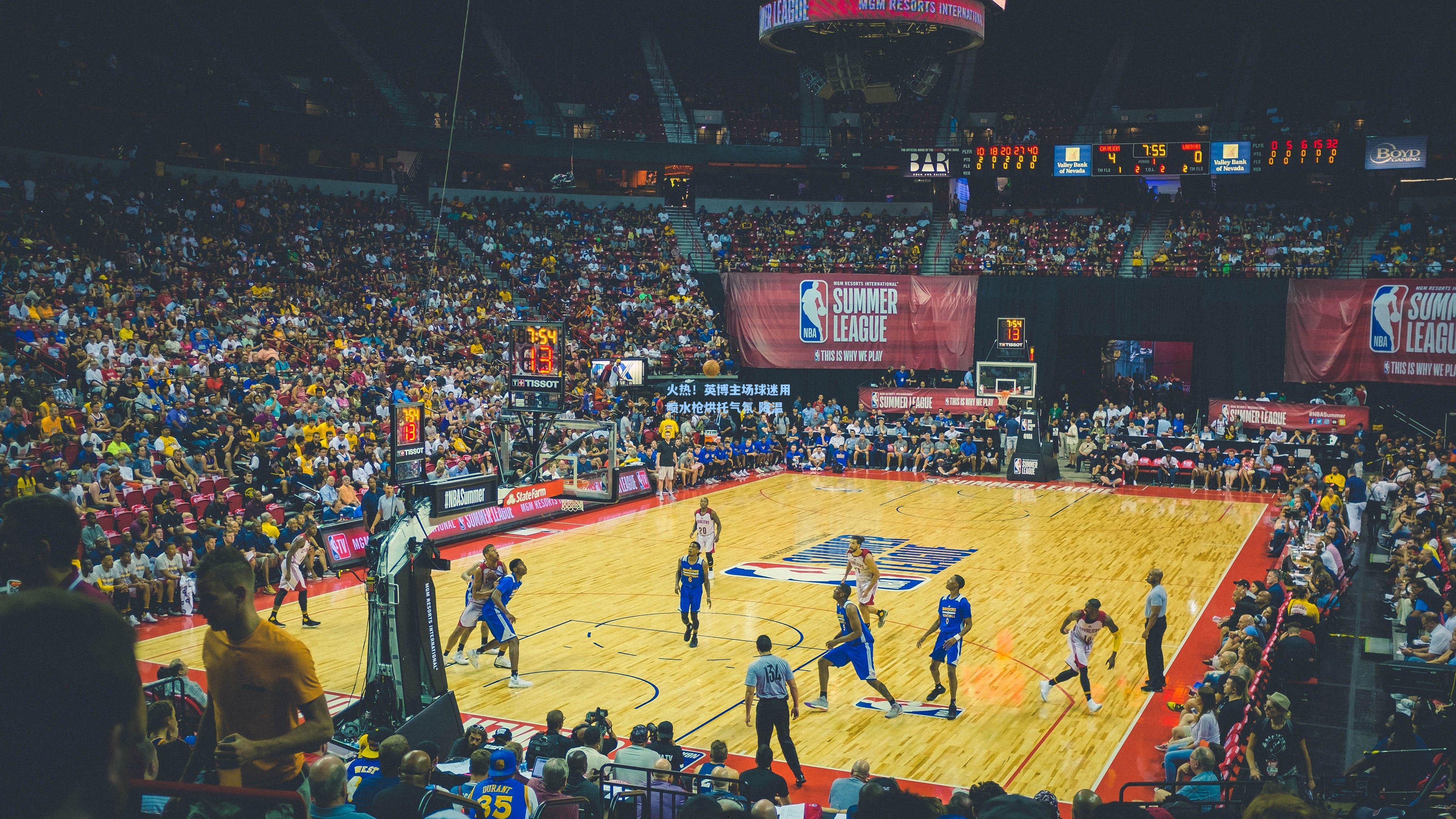 火热!英博主场球迷用喷水枪烘托气氛 降温